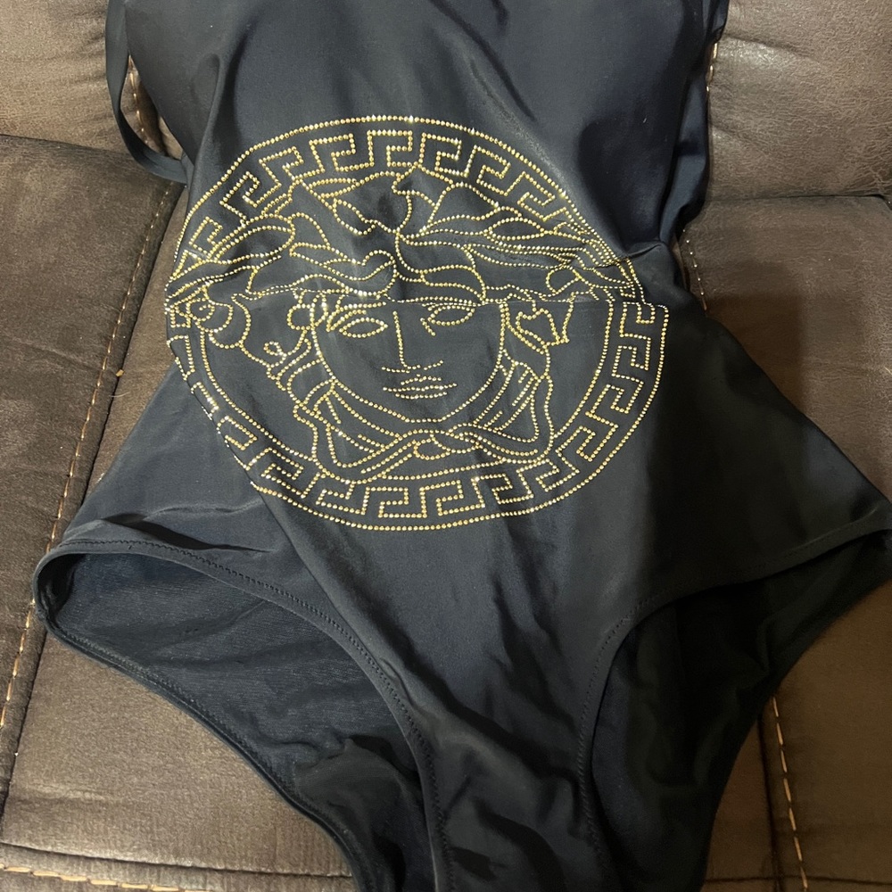 Versace - Picture 9 of 11